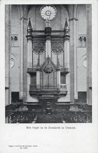 3105 Interieur van de Domkerk te Utrecht: het orgel en de preekstoel vanuit het koor.